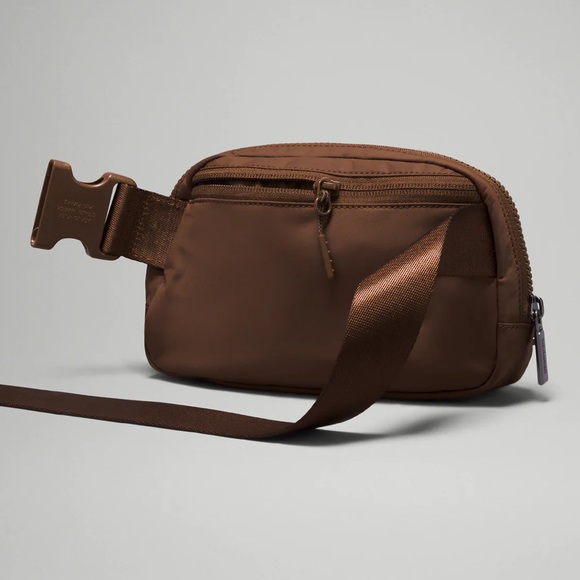 lululemon Everywhere Belt Bag in Java - Picture 3 of 6